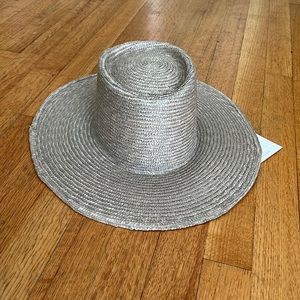 Janessa Leone Cameron hat